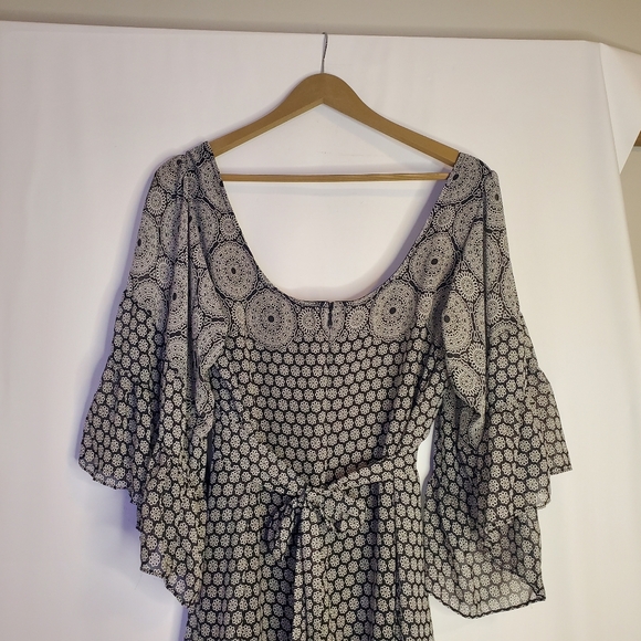 Betsy Johnson Size 11 Bl&Wh  scoop neck, banded tie-waist bell sleeve midi dress - Picture 6 of 11